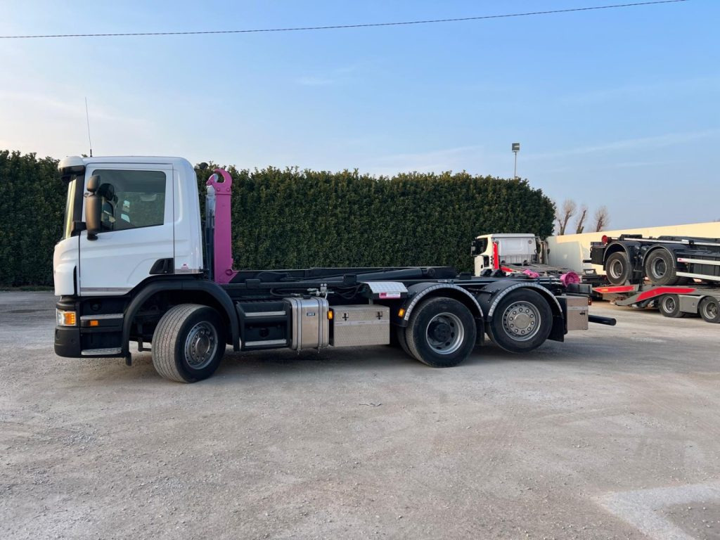 Camion ampliroll SCANIA P410 SCARRABILE CON RIDUTTORE AI MOZZI