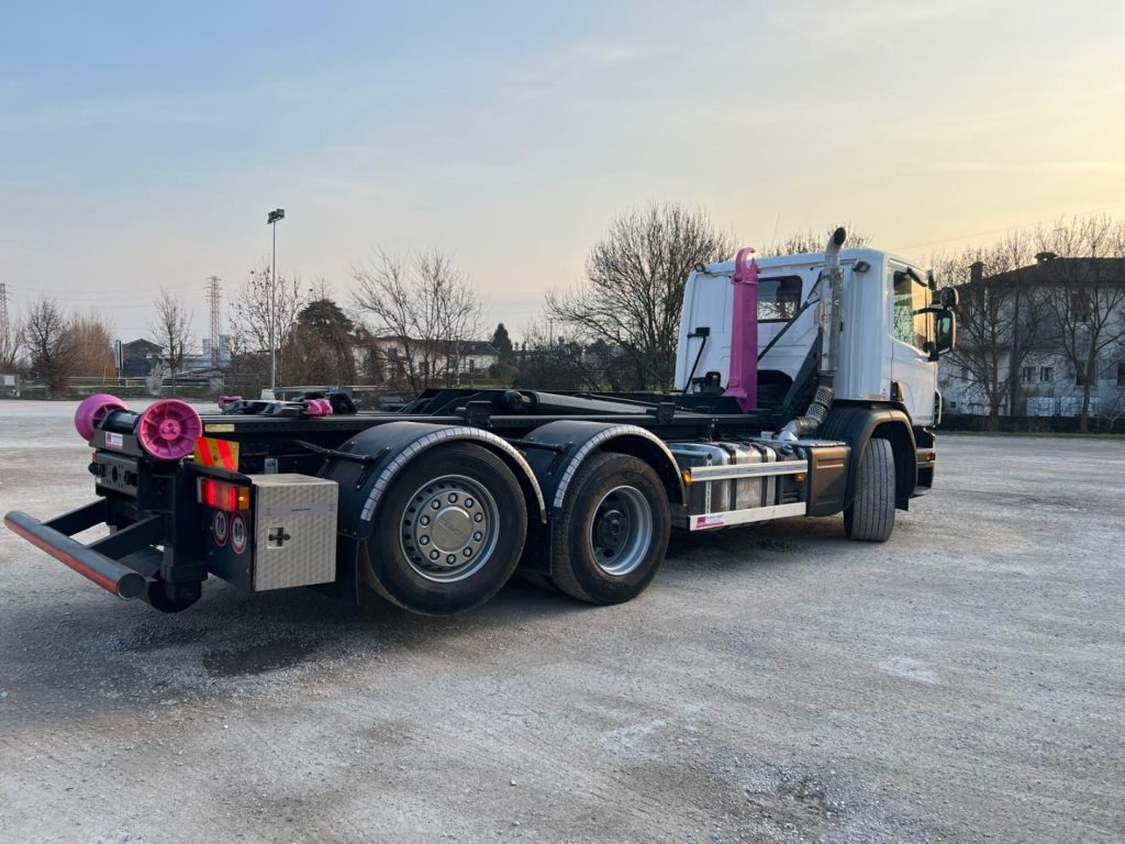 Camion ampliroll SCANIA P410 SCARRABILE CON RIDUTTORE AI MOZZI