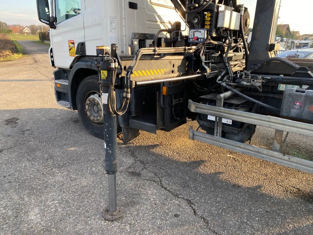 Camion ampliroll Scania P360/HYVALIFT/HIAB 144B a réparer