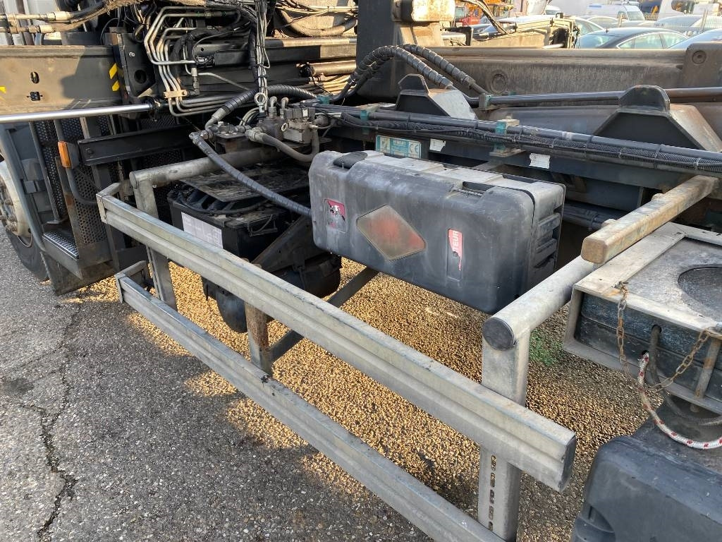 Camion ampliroll Scania P360/HYVALIFT/HIAB 144B a réparer