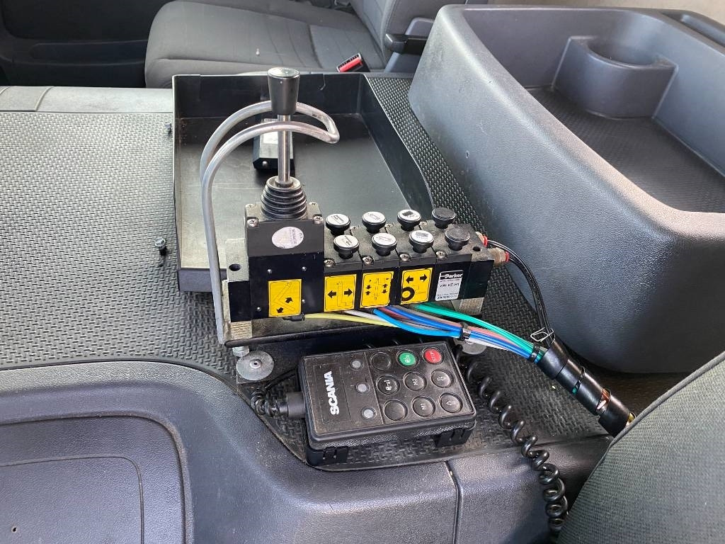 Camion ampliroll Scania P360/HYVALIFT/HIAB 144B a réparer