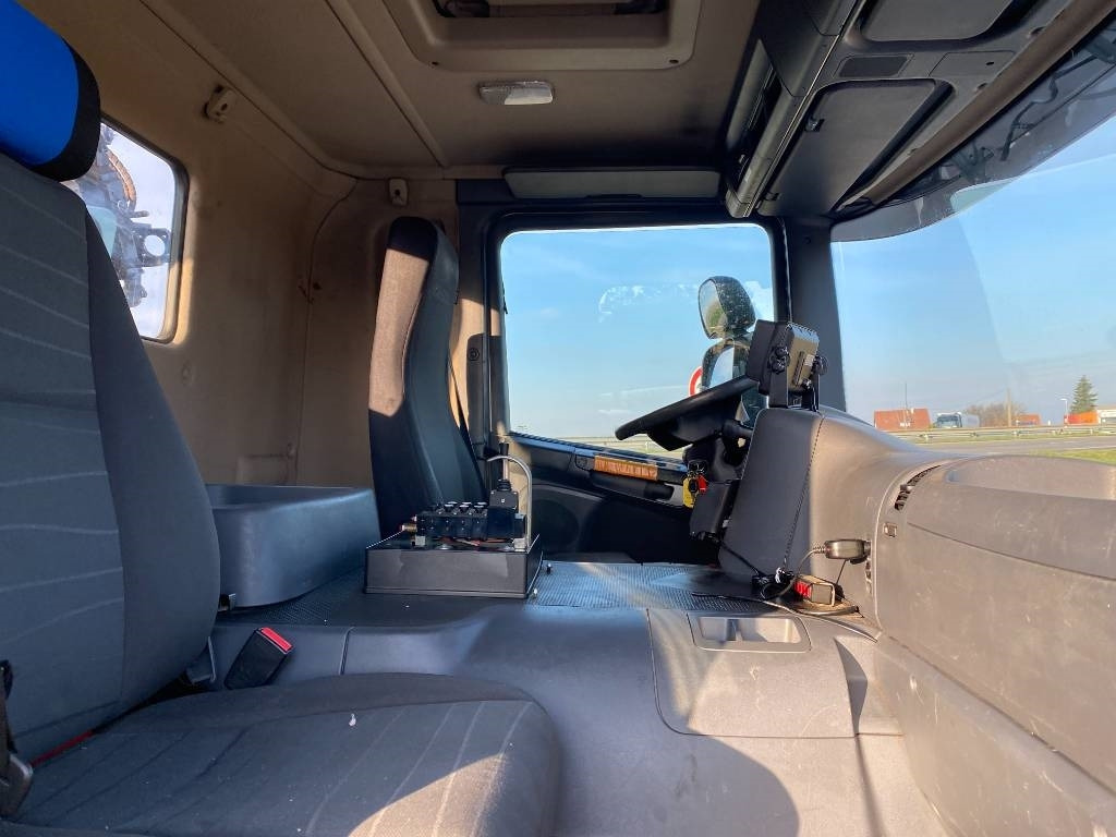 Camion ampliroll Scania P360/HYVALIFT/HIAB 144B a réparer