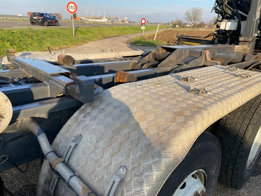 Camion ampliroll Scania P360/HYVALIFT/HIAB 144B a réparer