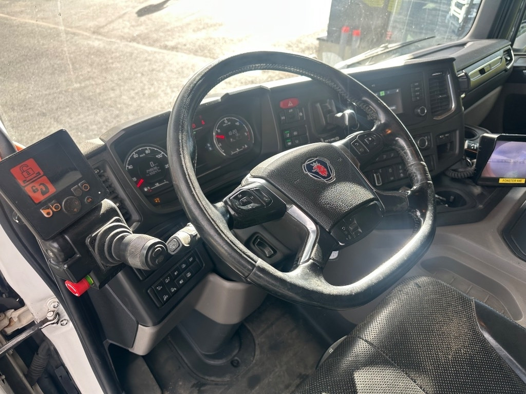 Camion ampliroll Scania P 370 6x2*4