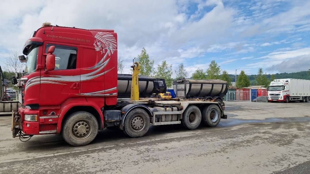 Camion ampliroll Scania R580 Brøytebil med sideplog og hydraulisk saltsystem
