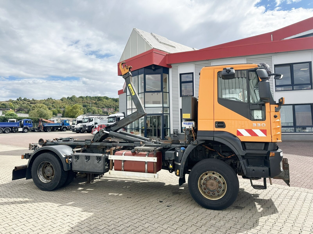 Camion ampliroll Trakker AD190T33WP 4x4 Trakker AD190T33WP 4x4, Winterdienstausstattung