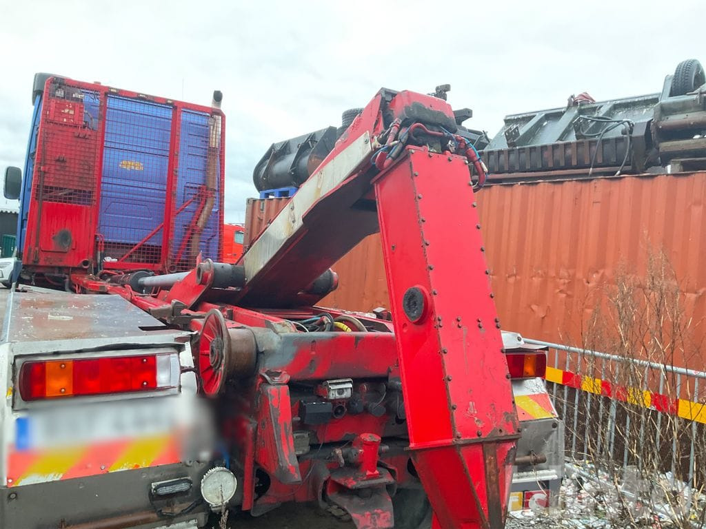 Camion ampliroll VOLVO FH12 6X2