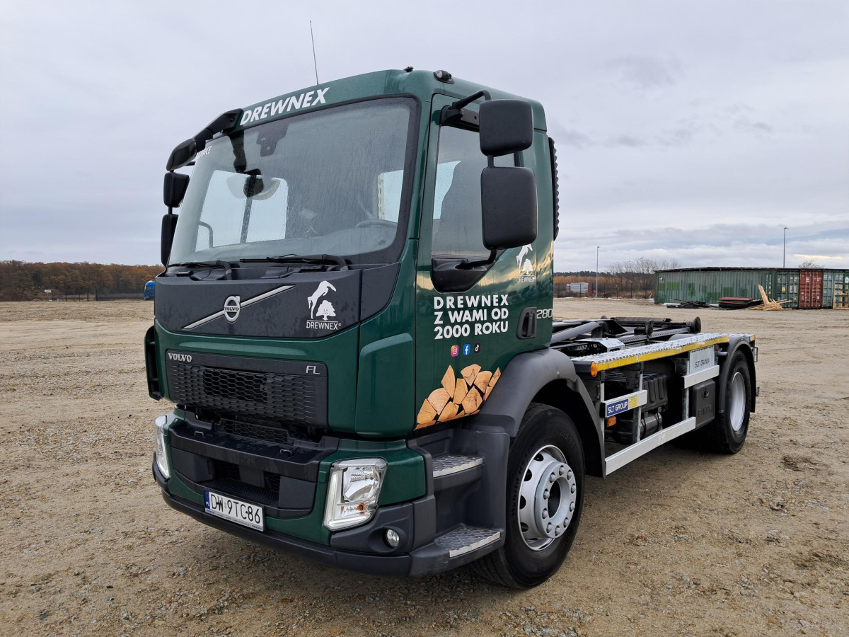 Camion ampliroll VOLVO FL