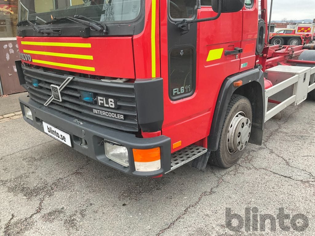 Camion ampliroll VOLVO FL 611 4X2