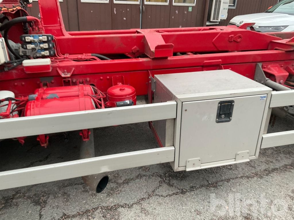 Camion ampliroll VOLVO FL 611 4X2