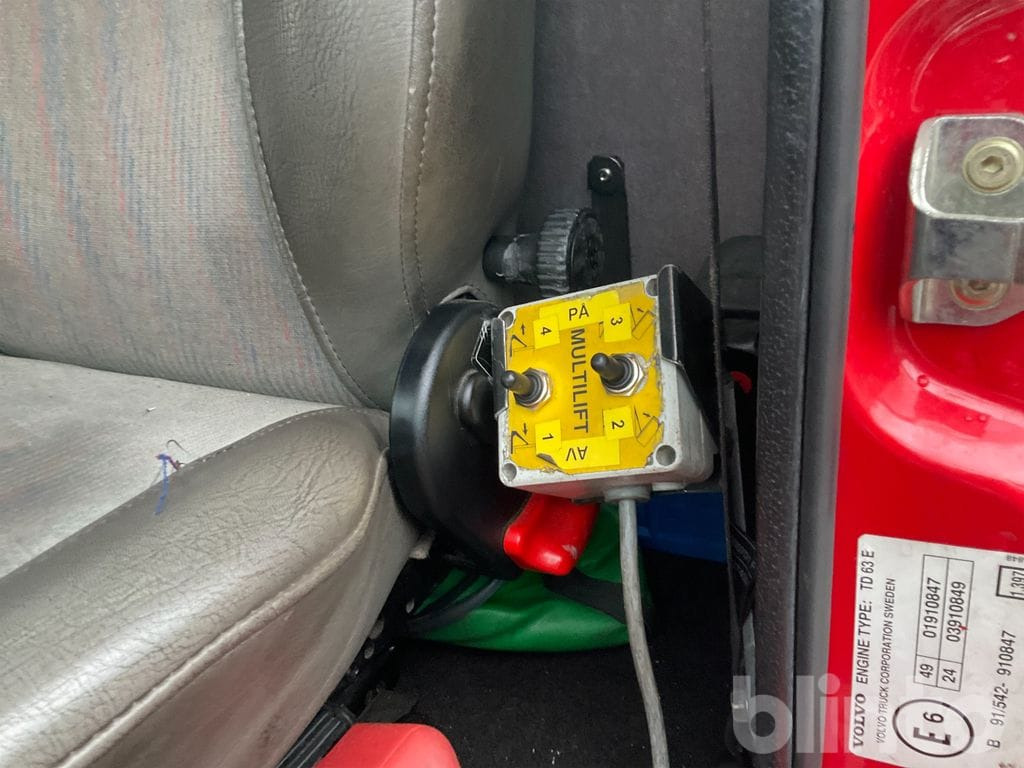 Camion ampliroll VOLVO FL 611 4X2