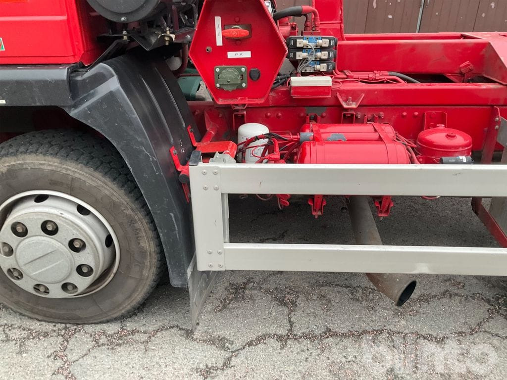 Camion ampliroll VOLVO FL 611 4X2