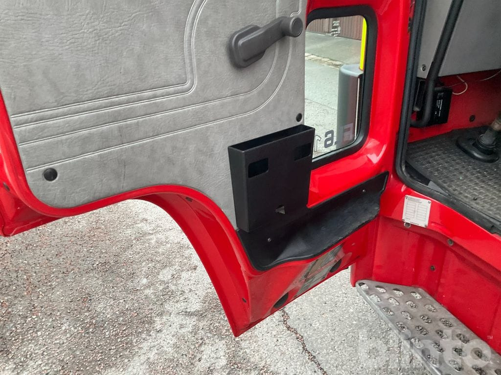 Camion ampliroll VOLVO FL 611 4X2