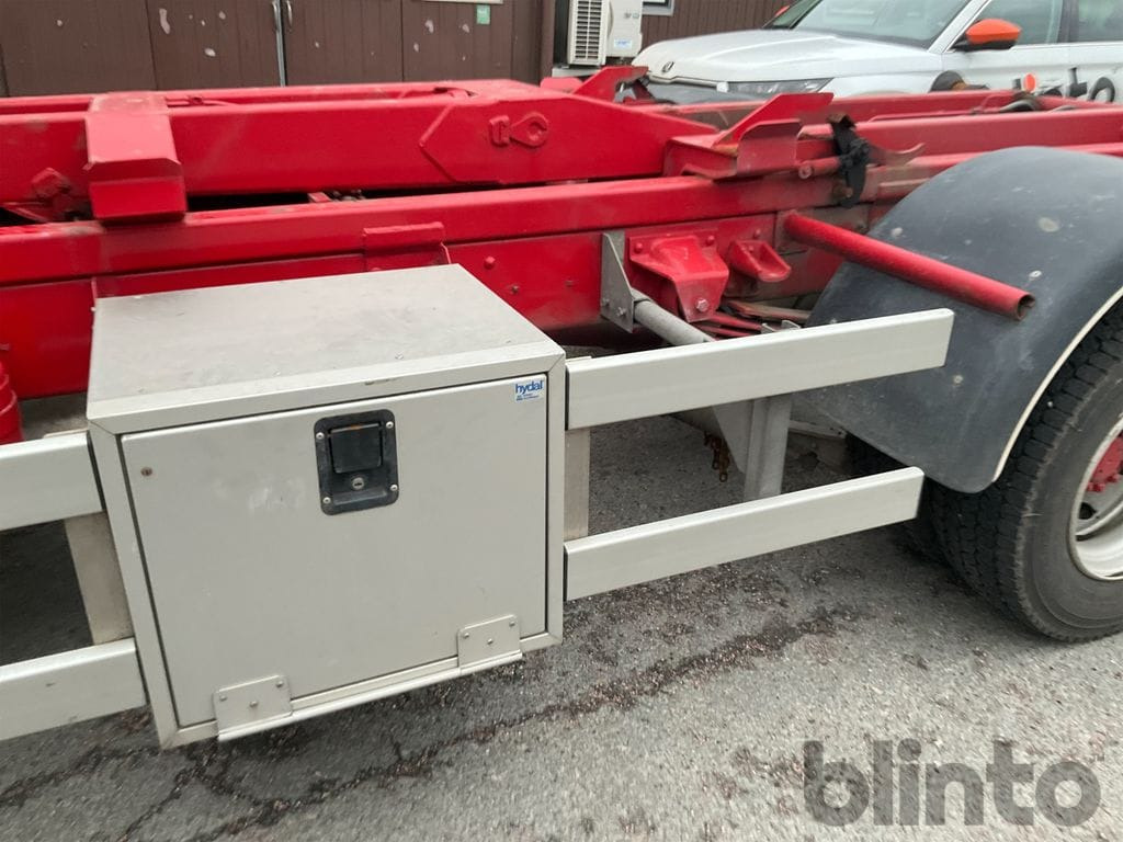 Camion ampliroll VOLVO FL 611 4X2