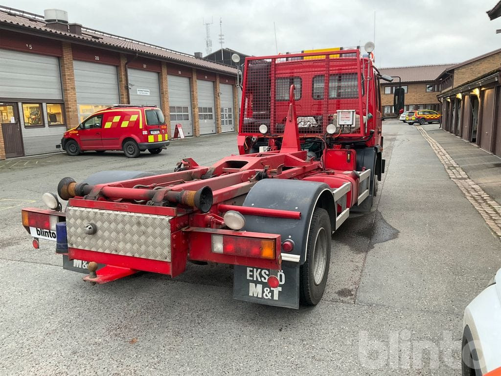 Camion ampliroll VOLVO FL 611 4X2