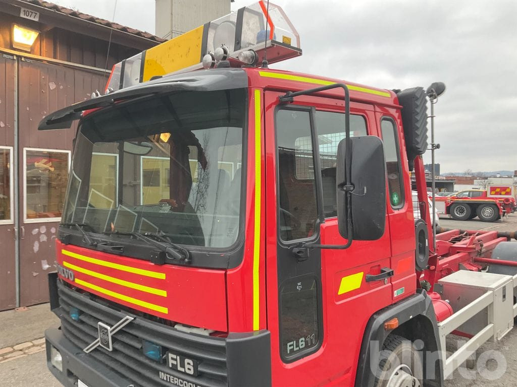 Camion ampliroll VOLVO FL 611 4X2