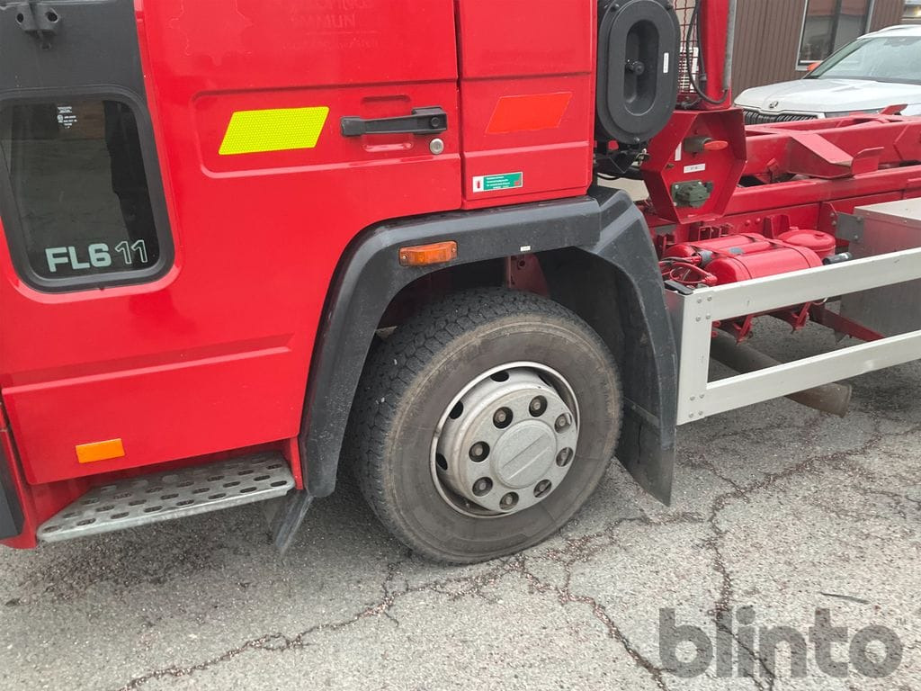 Camion ampliroll VOLVO FL 611 4X2