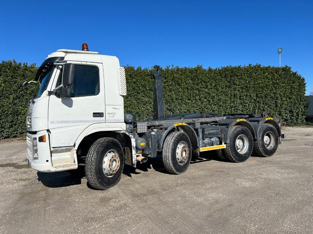 Camion ampliroll VOLVO FM440 SCARRABILE