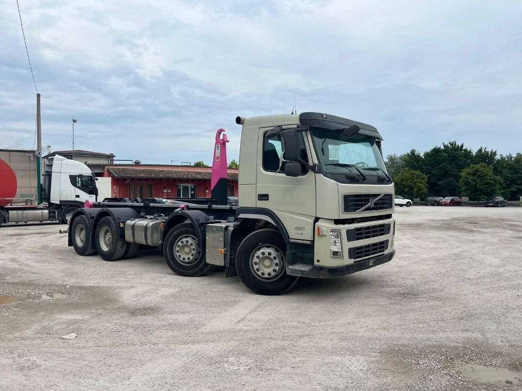 Camion ampliroll VOLVO FM480 SCARRABILE 8X4