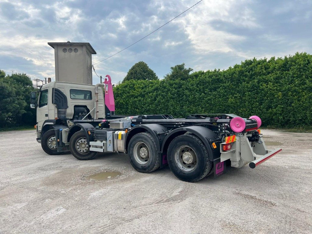 Camion ampliroll VOLVO FM480 SCARRABILE 8X4