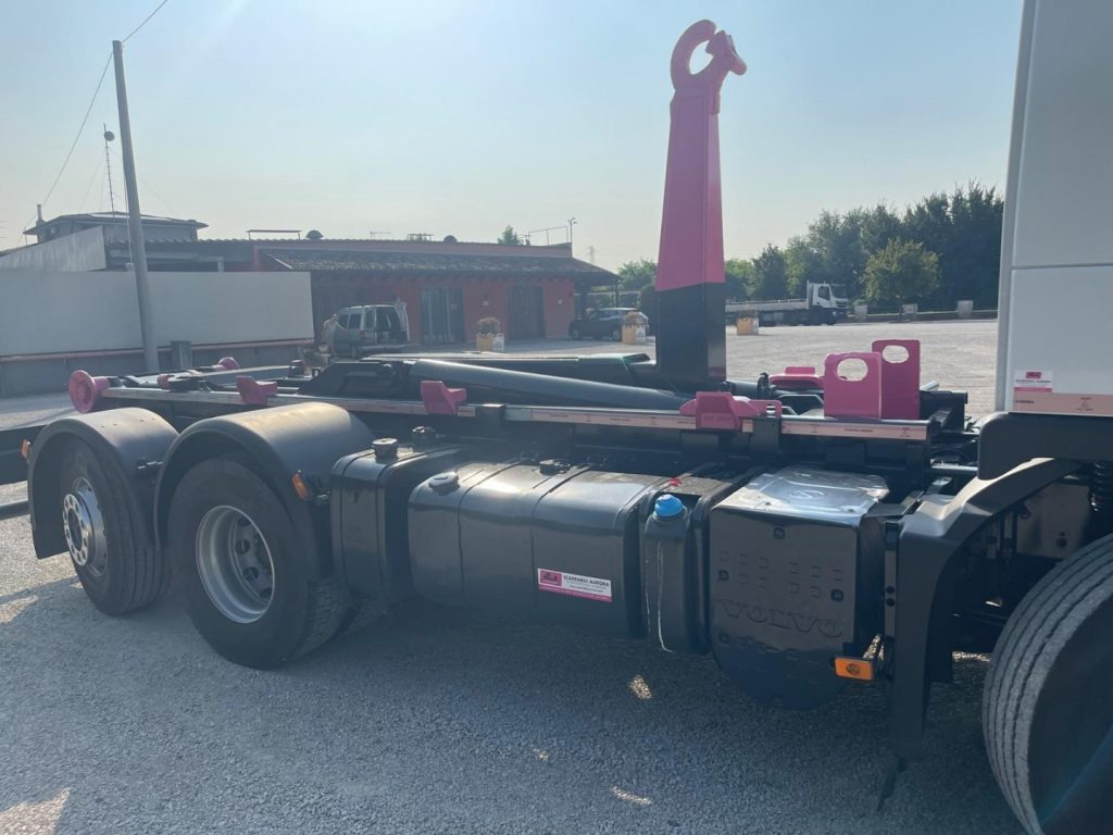 Camion ampliroll VOLVO FM9 SCARRABILE