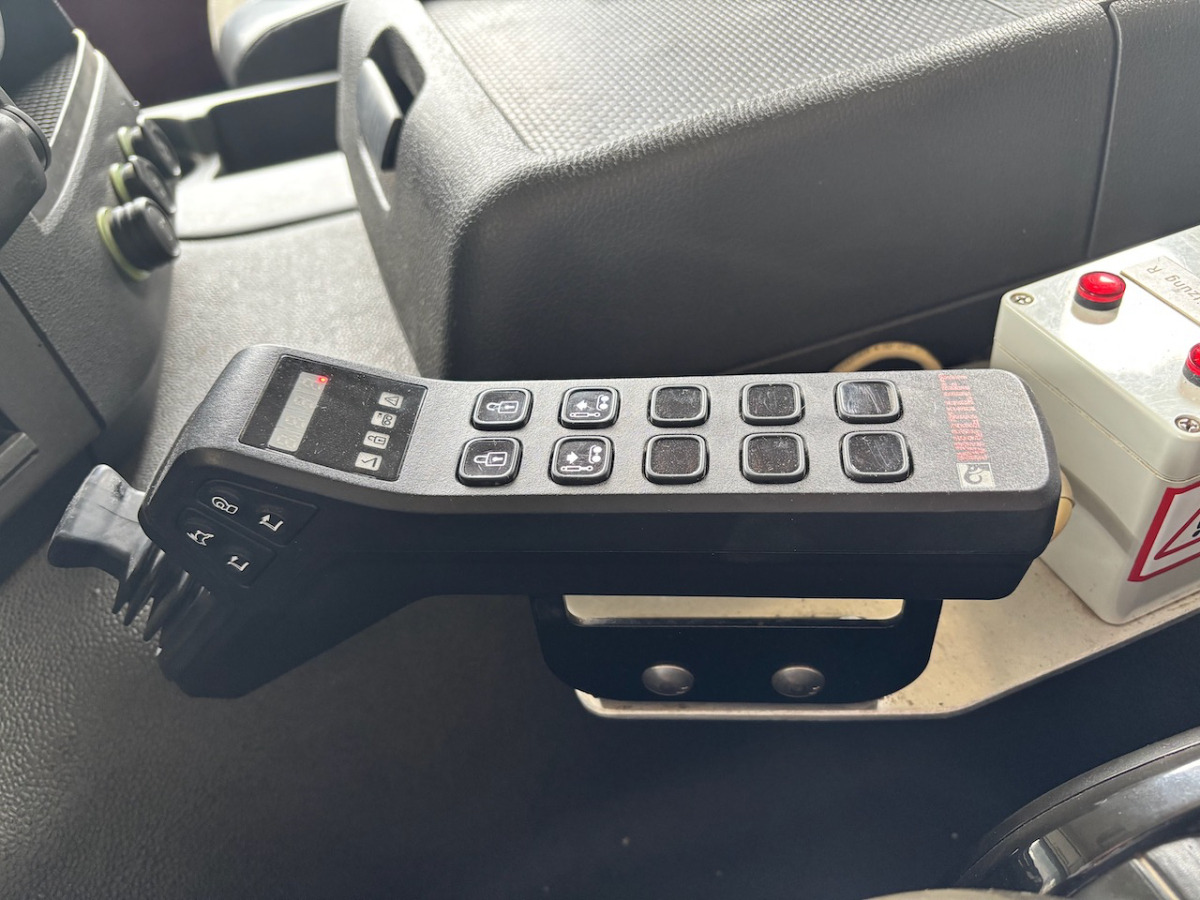 Camion ampliroll VOLVO FMX-500    8x4R
