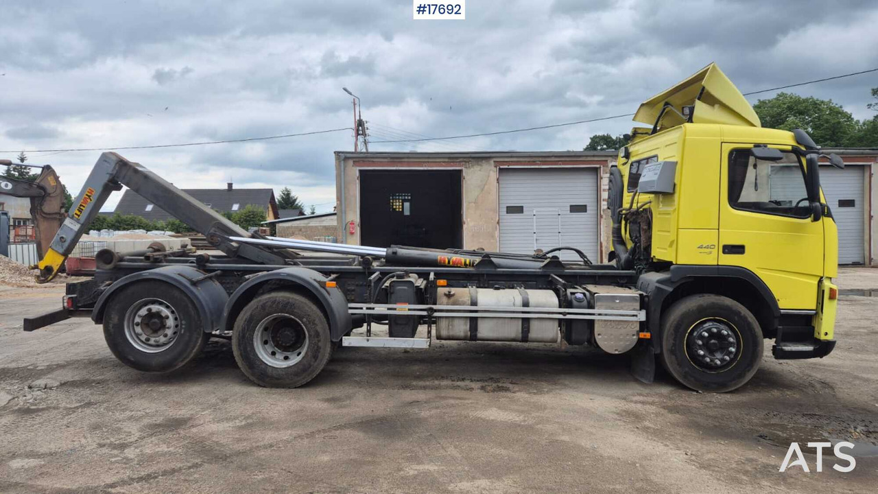 Camion ampliroll VOLVO FM 440 EURO 5 hooklift (2009)