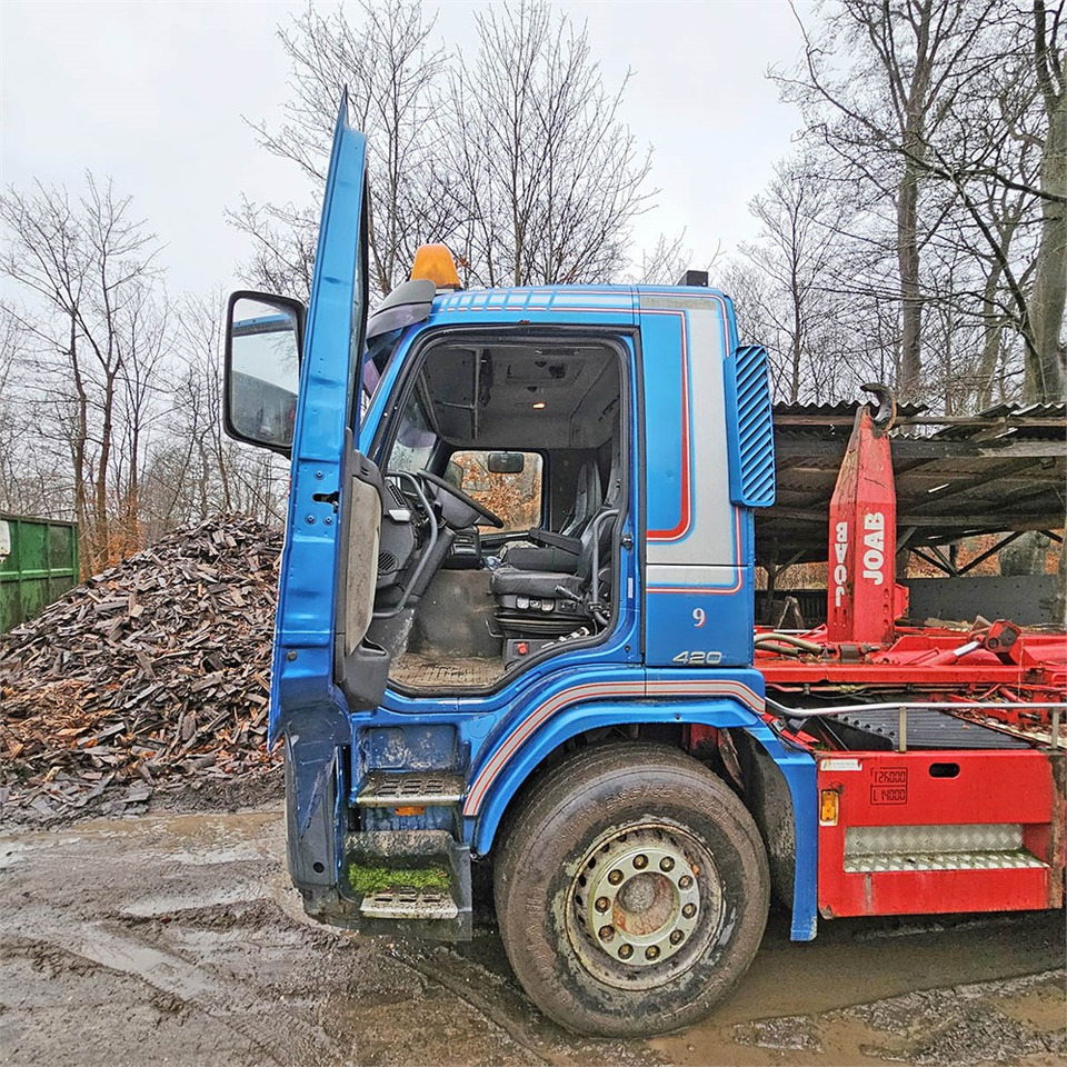 Camion ampliroll Volvo 420