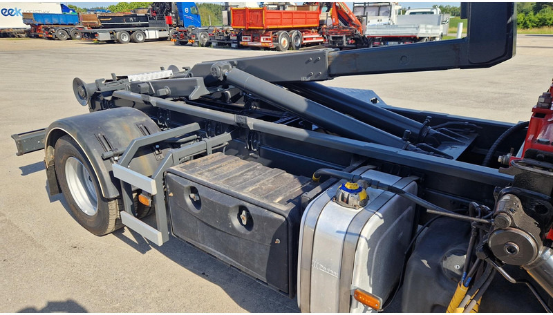 Camion ampliroll Volvo FL280 4X2 HMF 1560 + platform