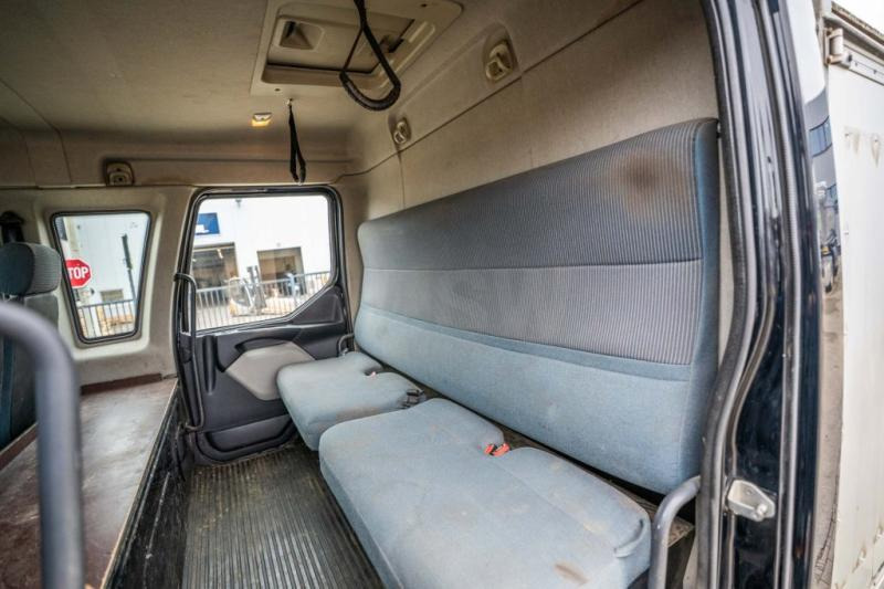 Camion ampliroll Volvo FL 240- 7p. + PALIFT