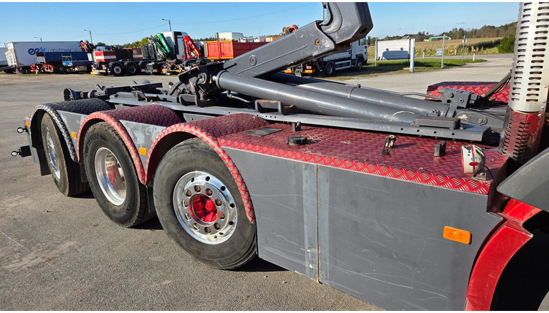 Camion ampliroll Volvo FM460 8X2*6