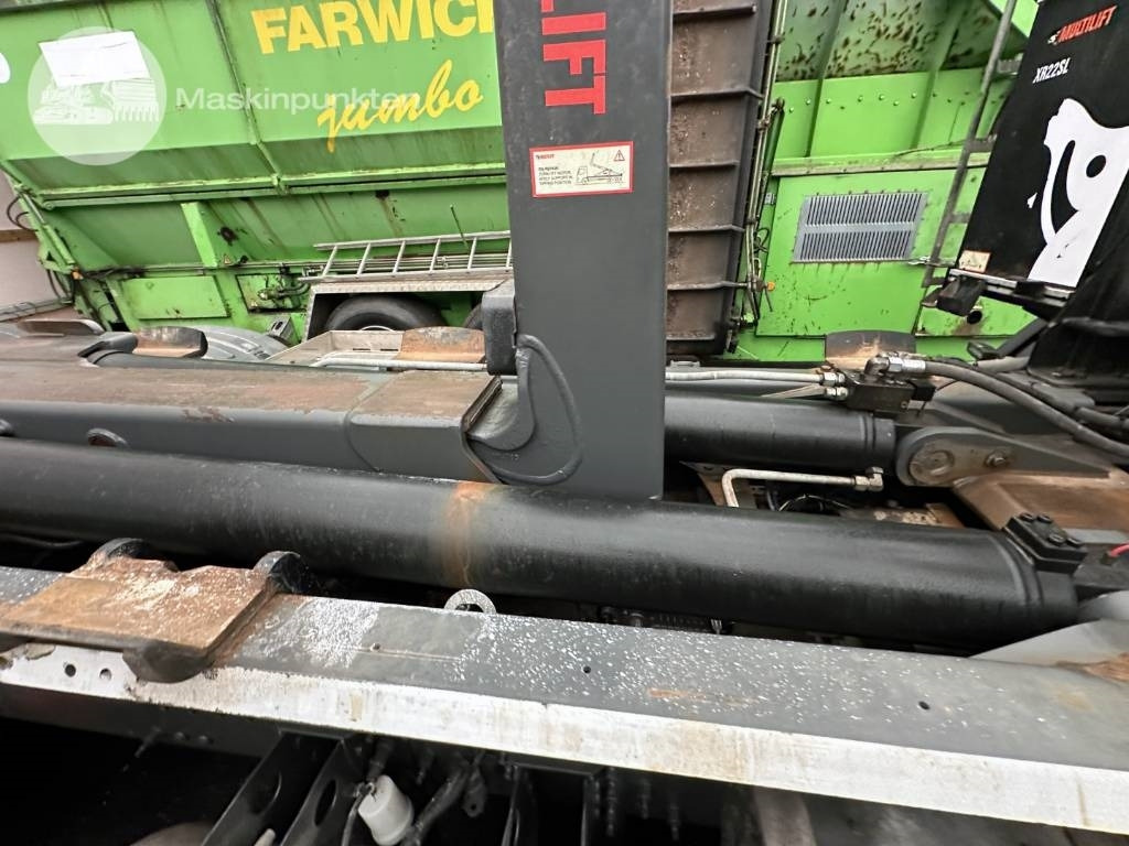 Camion ampliroll Volvo FM 420
