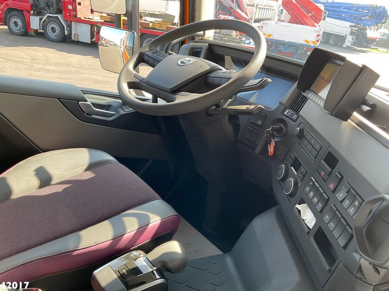 Camion ampliroll Volvo FM 420 8x2 HMF 28 Tonmeter laadkraan