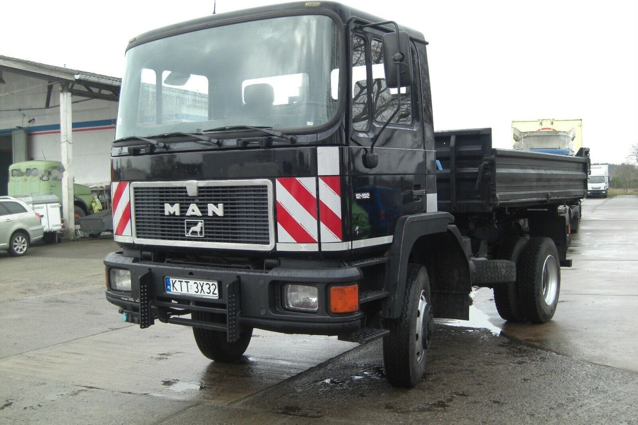 Camion benne MAN 12.192