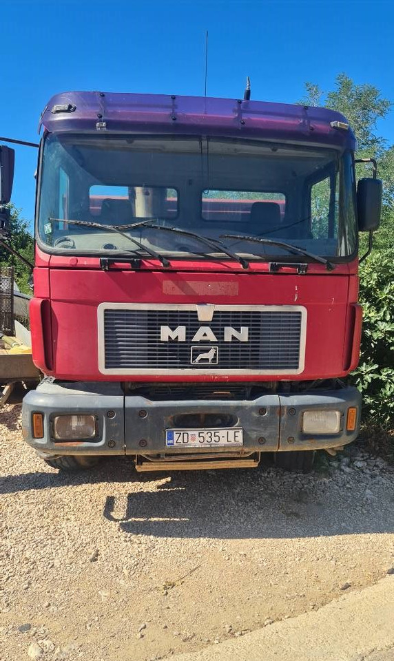 Camion benne MAN 26.403