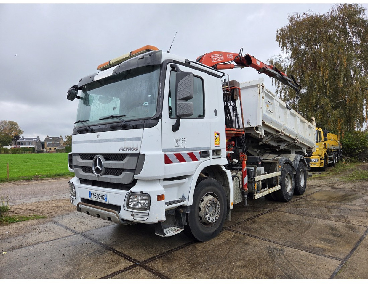 Camion benne MERCEDESA CTROS 3341 6X4 TIPPER CRANE FASSI F105