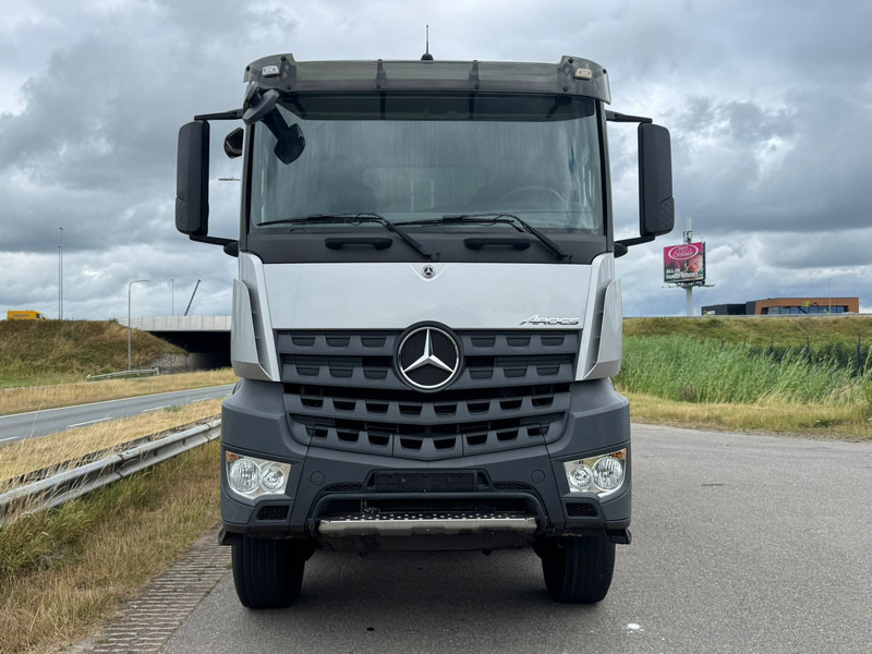 Camion benne MERCEDESBENZ Arocs 4848 8x8
