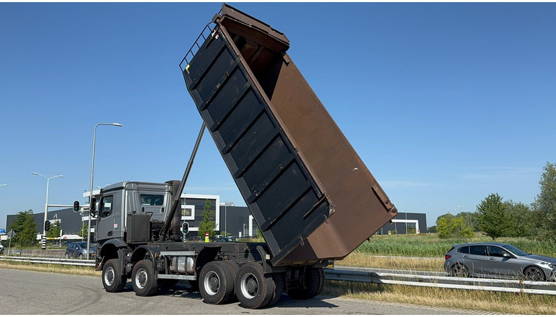 Camion benne MERCEDESBENZ Arocs 4848 8x8 tipper