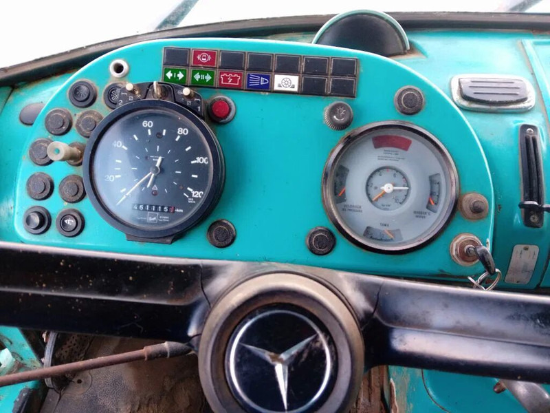 Camion bétaillère Mercedes-Benz 1113