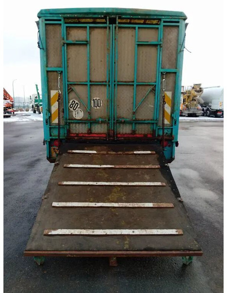 Camion bétaillère Mercedes-Benz 1113