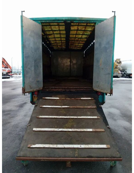 Camion bétaillère Mercedes-Benz 1113