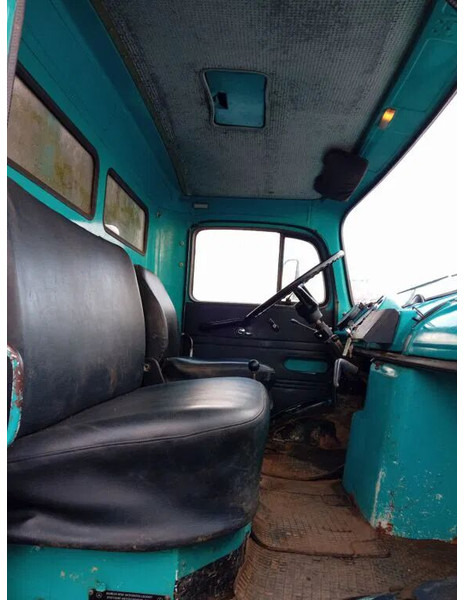 Camion bétaillère Mercedes-Benz 1113