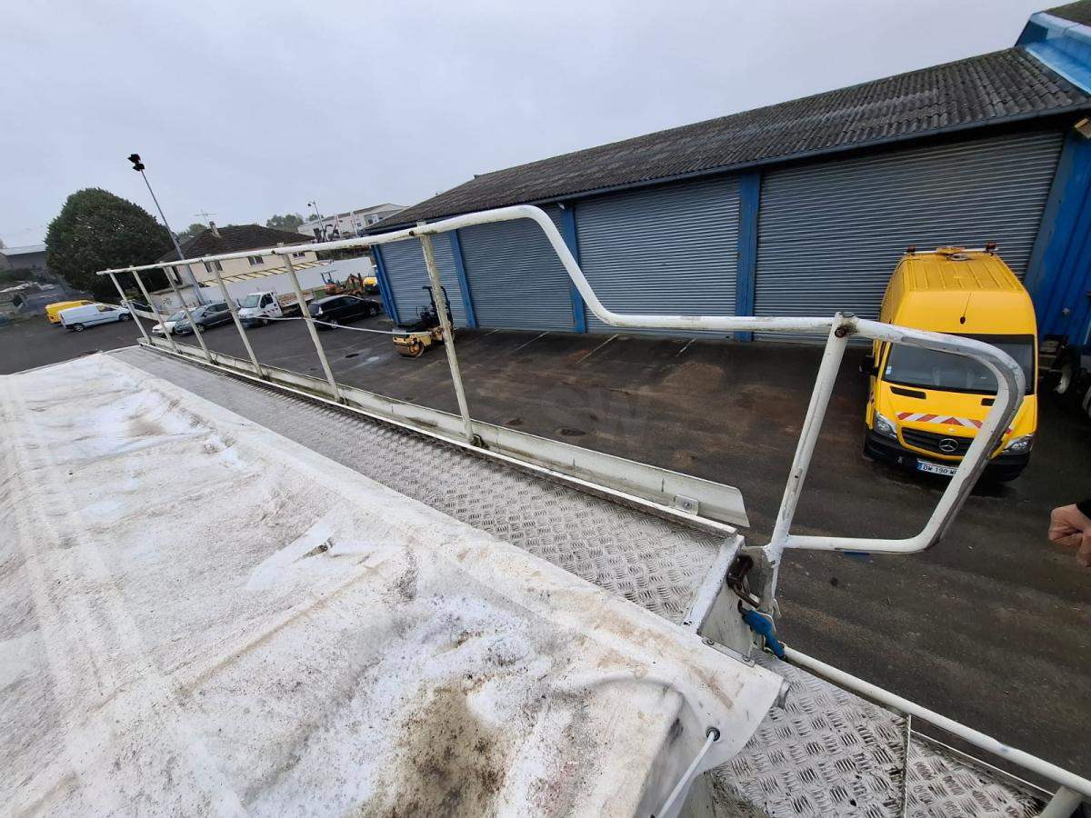 Camion citerne DAF 85 .410