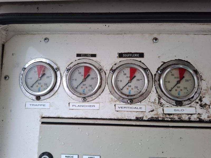 Camion citerne DAF 85 .410