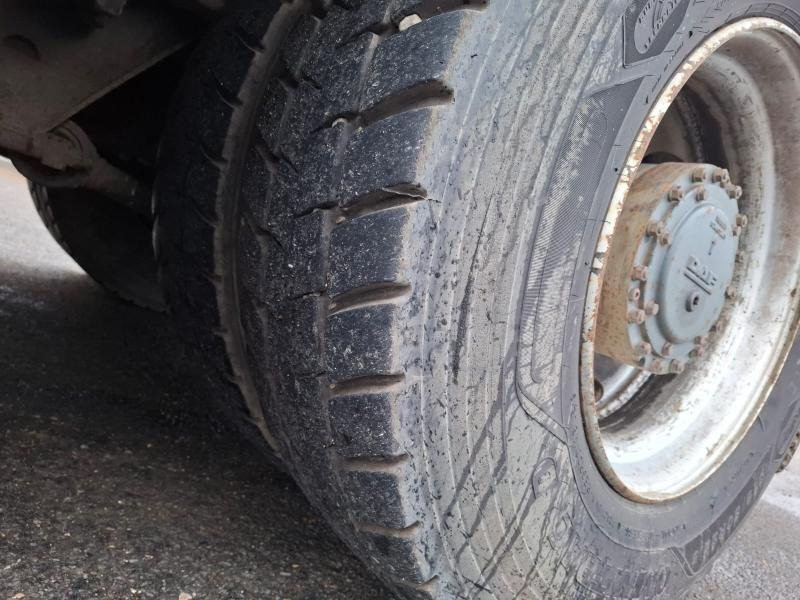 Camion citerne DAF 85 .410