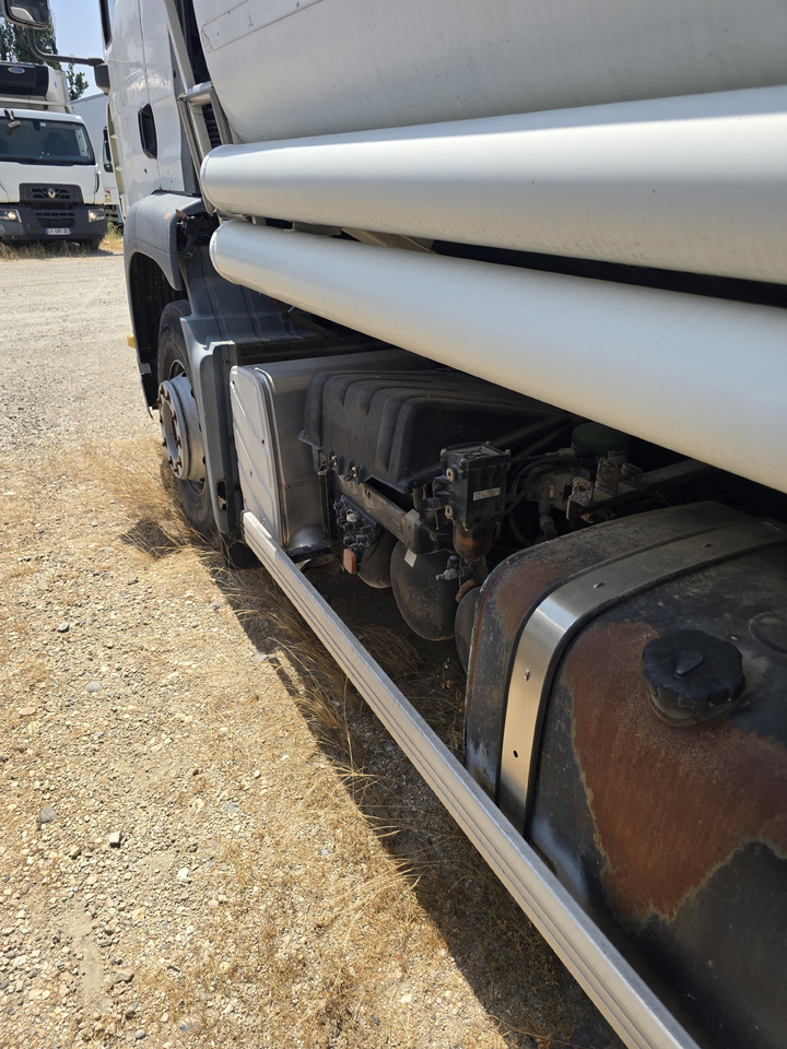 Camion citerne MAN TGA 26-320