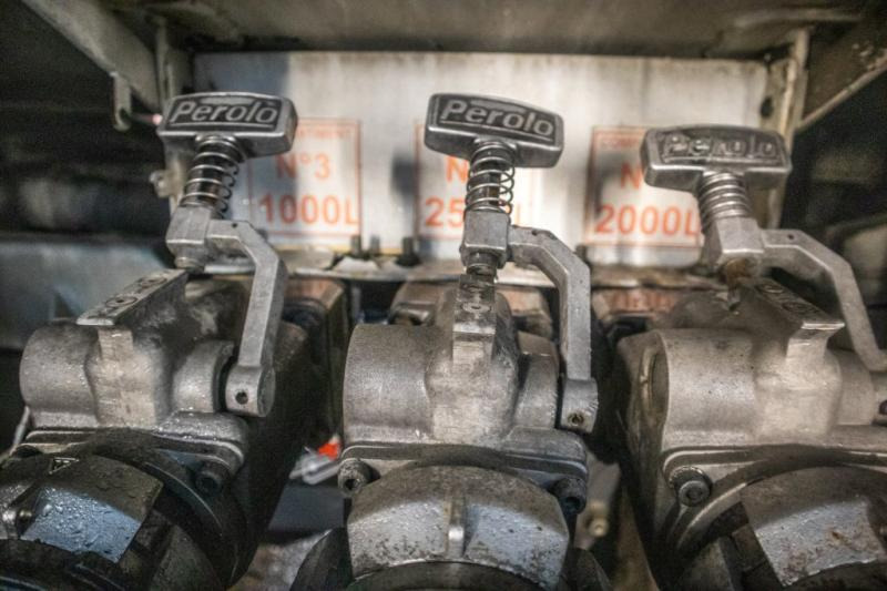 Camion citerne Renault 180 DCI+5500L/3COMP LAMES