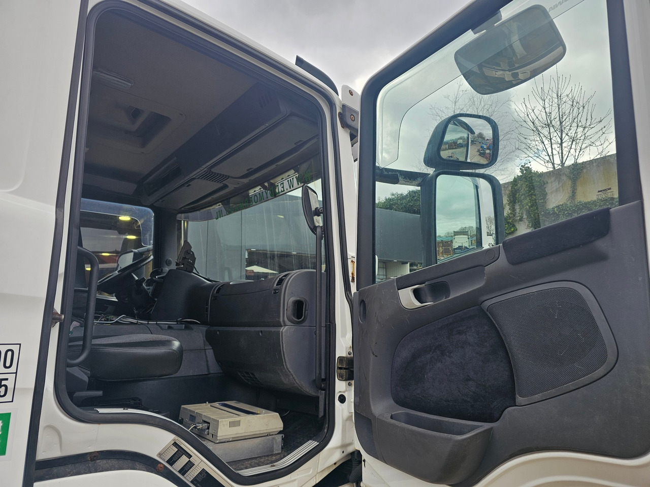 Camion citerne Scania P420 6x2*4