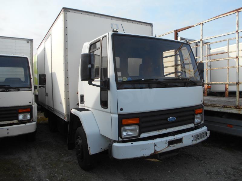 Camion fourgon Ford cargo 0913