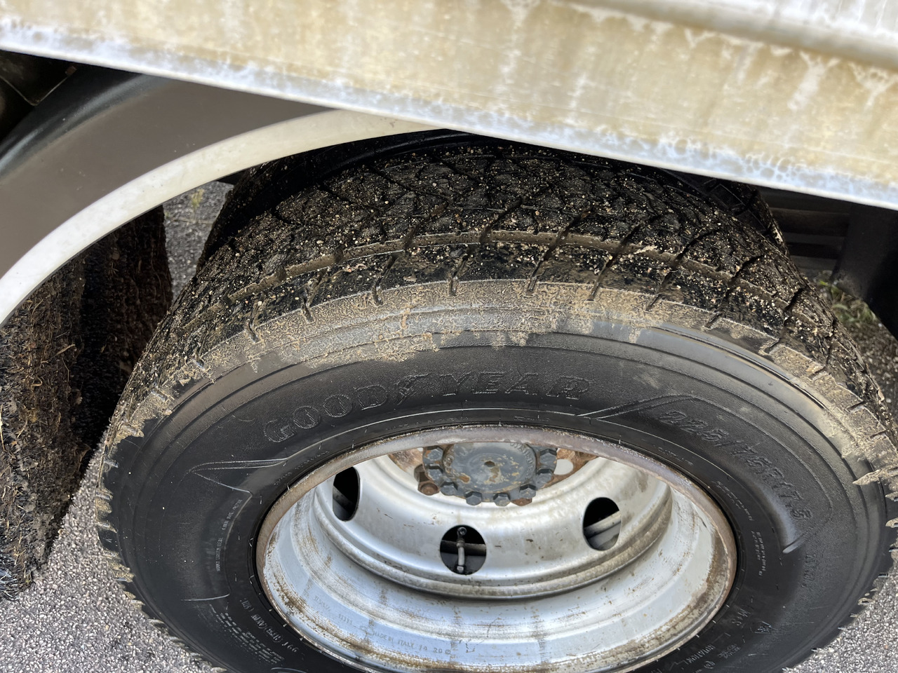 Camion fourgon Iveco Eurocargo 100E22 caisse double cabine 7 places